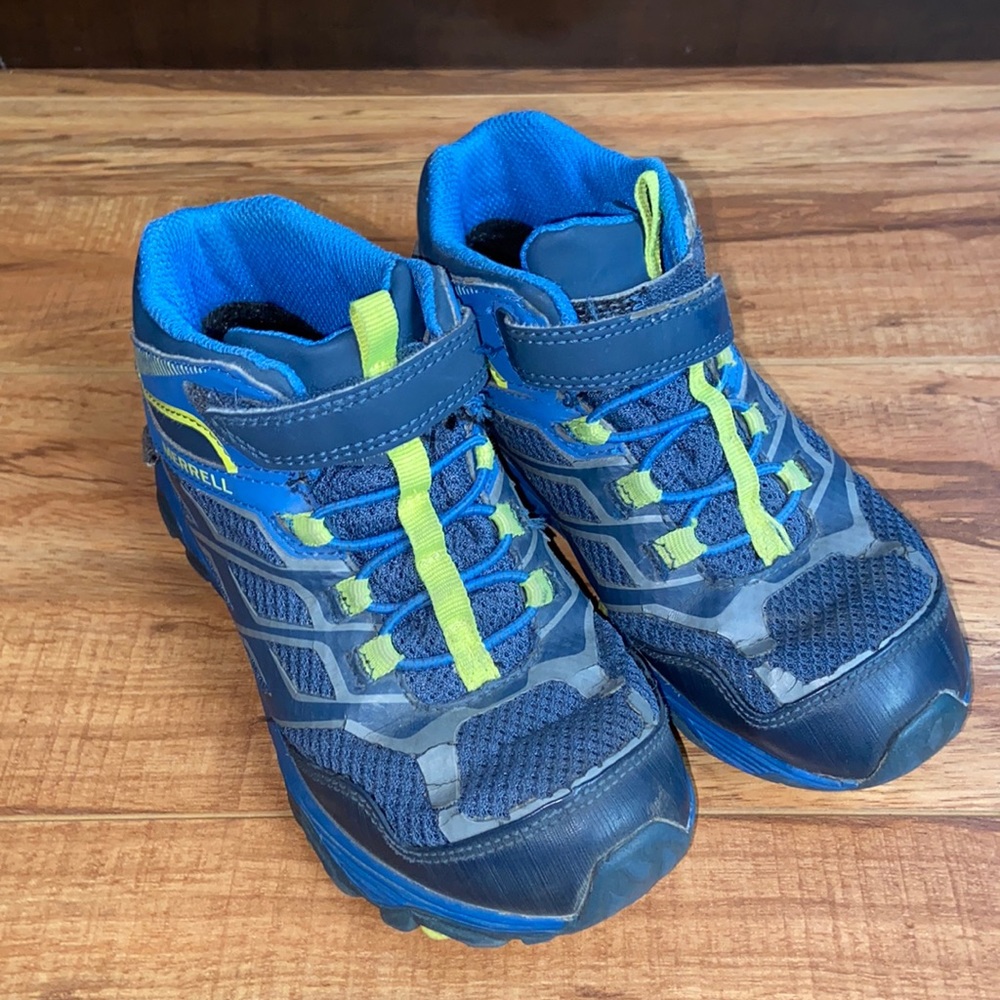 Waterproof high top sneakers used but in good condition